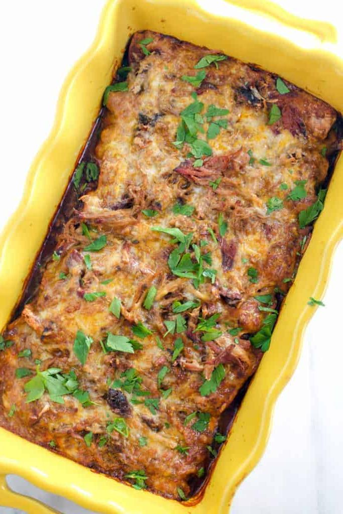 Ricette per il Cinco de Mayo per la Griglia o l'Affumicatore 8 Le ricette per il Cinco de Mayo non sono complete senza Enchiladas di Maiale Sfilacciato