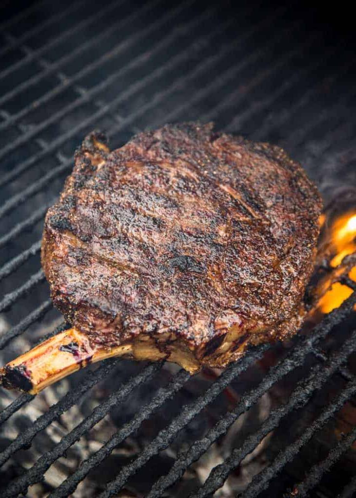 Migliori Tecniche e Ricette di Barbecue da Padroneggiare 8 Bistecca Tomahawk con Reverse Sear