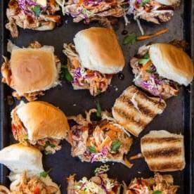 Facili mini-panini con pollo sfilacciato affumicato al BBQ — E come affumicare il pollo! 8 Sliders di pollo BBQ facili su una teglia