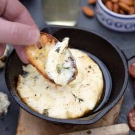 **Brie al Forno con Vino alla Griglia** 8 Salsa di Brie al forno con crostini.