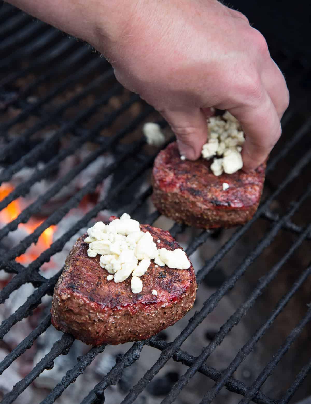 Grigliare un Filet Mignon sul barbecue e guarnirlo con blue cheese.