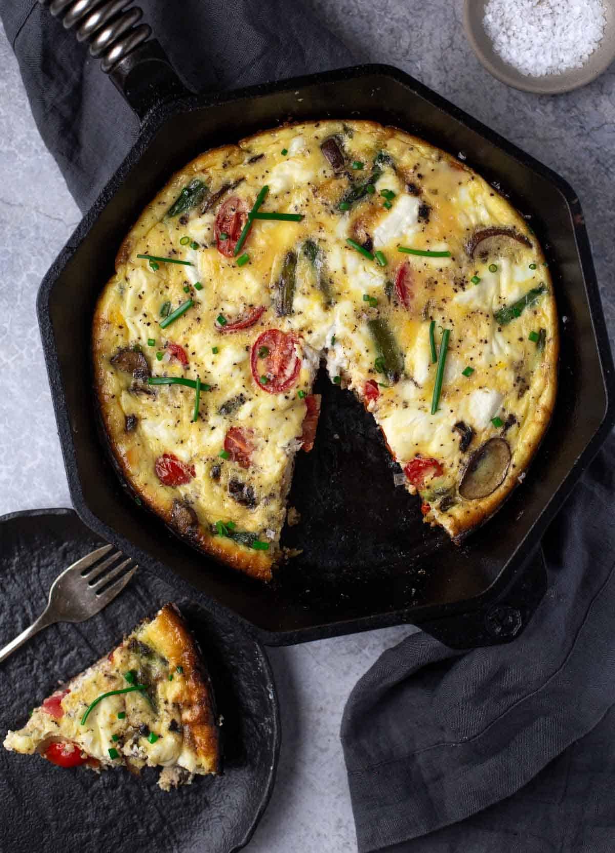 Frittata di Verdure – Cotta alla Griglia 8 Frittata di verdure grigliate con una fetta di frittata su un piattino