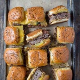 Una teglia di slider di cheeseburger.