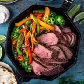 Ricetta Facile di Fajitas di Punta di Fianchetto Grigliata 9 Fajitas di Tri-Tip e peperoni in una padella di ghisa.