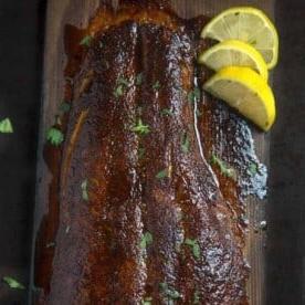 Come Grigliare con Tavolette di Cedro 9 Salmone su tavola di cedro con limone grigliato.