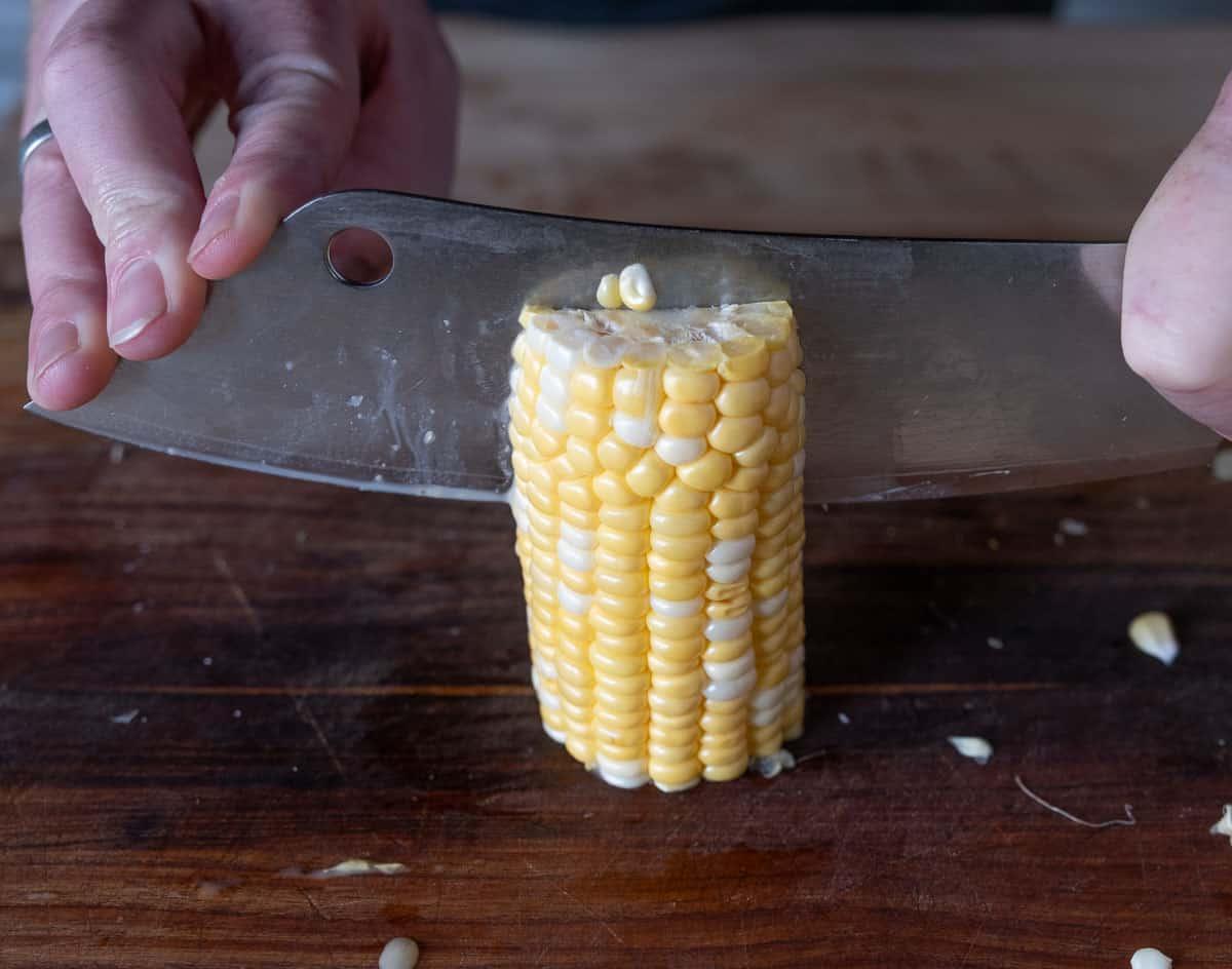 Ricetta Facile di Costine di Mais 9 Metà di una spiga di mais in verticale e tagliata a metà.