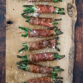Ricetta Facile: Fagottini di Fagiolini Avvolti nel Prosciutto Grigliati 9 Mazzetti di Fagiolini Avvolti nel Prosciutto Grigliati su un Piatto da Portata