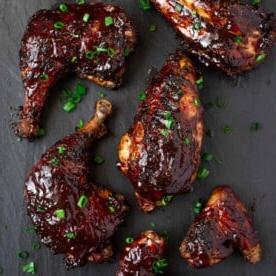 La Ricetta Più Facile per Pollo Grigliato e Glassato 9 Pollo cucinato alla perfezione su un piatto.