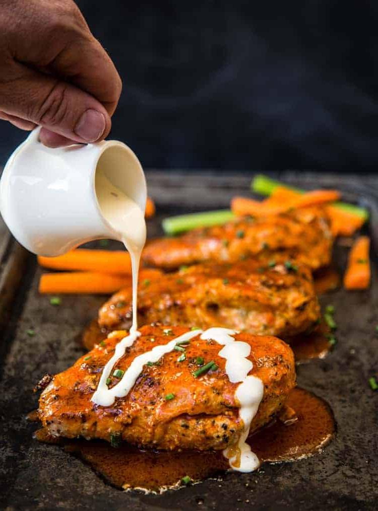 Petto di pollo farcito alla Buffalo alla griglia 9 Petti di pollo ripieni su un piatto