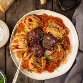 Salsa Marinara di Pomodoro Affumicato 9 Un piatto con salsa di pomodoro affumicato, pasta e polpette