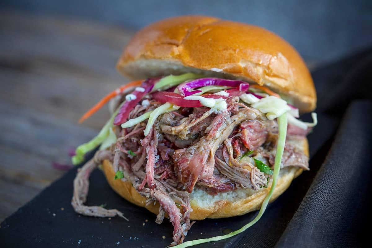Sliders di Agnello Sfilacciato Affumicato – Il Panino all'Agnello Definitivo 9 Un panino slider di agnello sfilacciato affumicato guarnito con cipolle sott'aceto e coleslaw