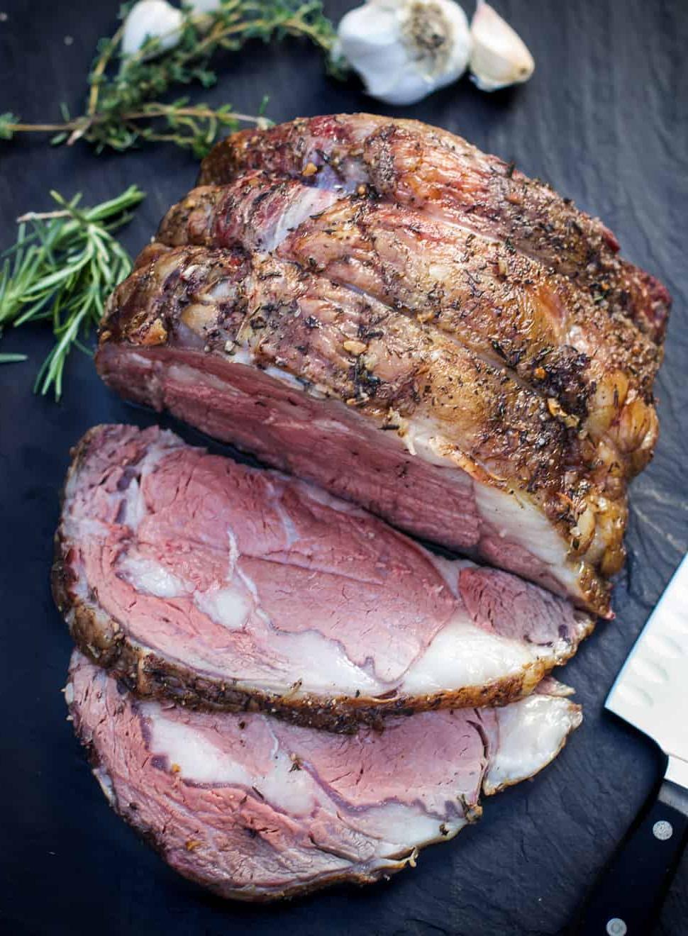 La Migliore Costata di Manzo Affumicata (Ricetta + Video) 9 Costata di Manzo Affumicata affettata su un piatto