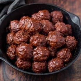 Polpette BBQ con salsa BBQ al vino rosso in una pirofila in ghisa