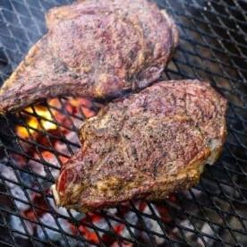 Bistecca Ribeye con Cottura Inversa 9 Bistecche Ribeye affumicate e grigliate con metodo inverso