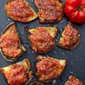 Bruschetta al Pomodoro 9 Pan con Tomate (pane tostato spagnolo al pomodoro) su un piatto da portata