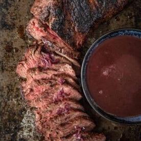 Punta di Scamone alla Griglia con Riduzione al Zinfandel 10 Punta di scamone affettata con ciotola di salsa al vino rosso
