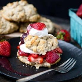 **Shortcake di fragole affumicate su biscotti** 10 Smoked Strawberry Shortcake