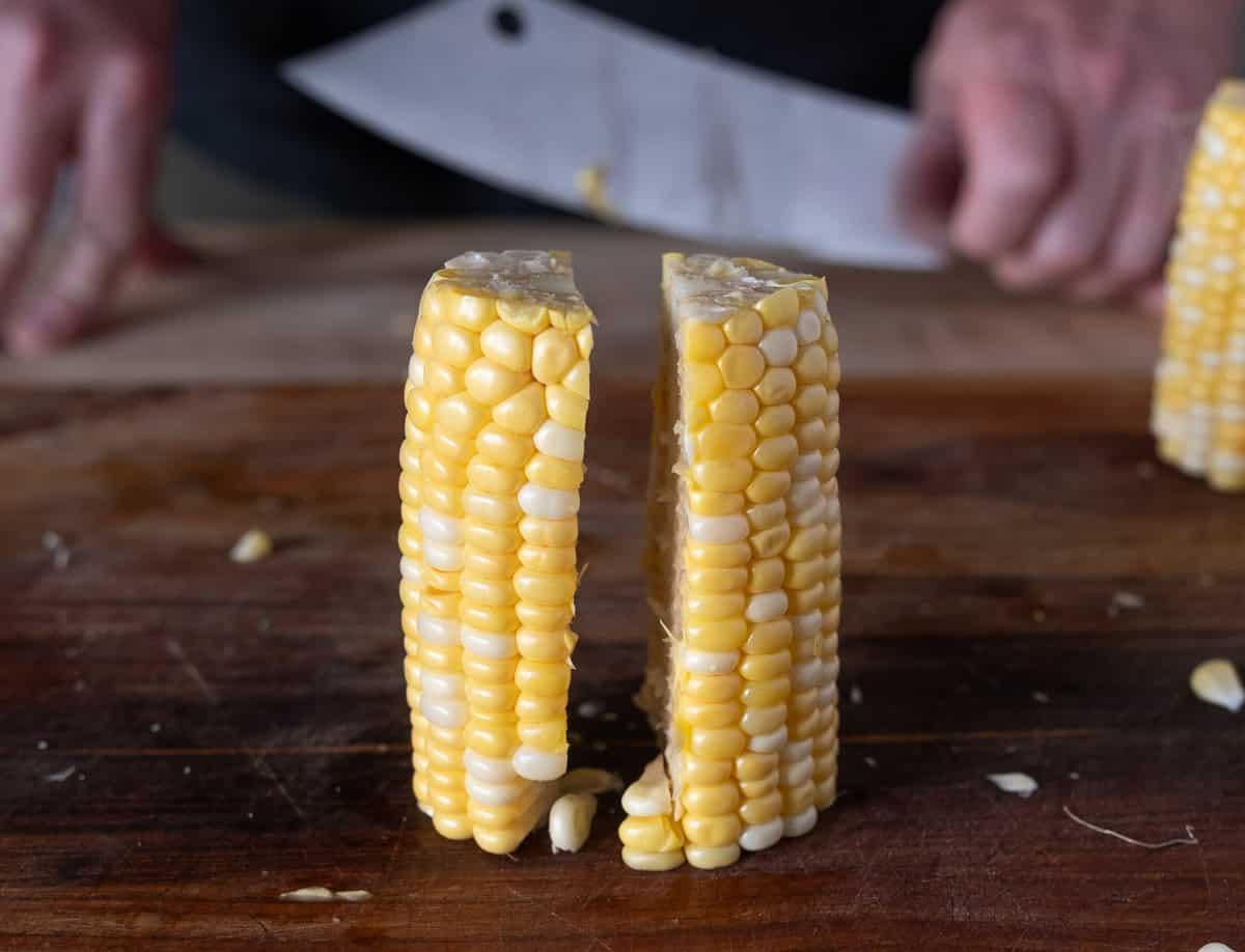 Ricetta Facile di Costine di Mais 10 Tagliare nuovamente le metà delle spighe di mais.
