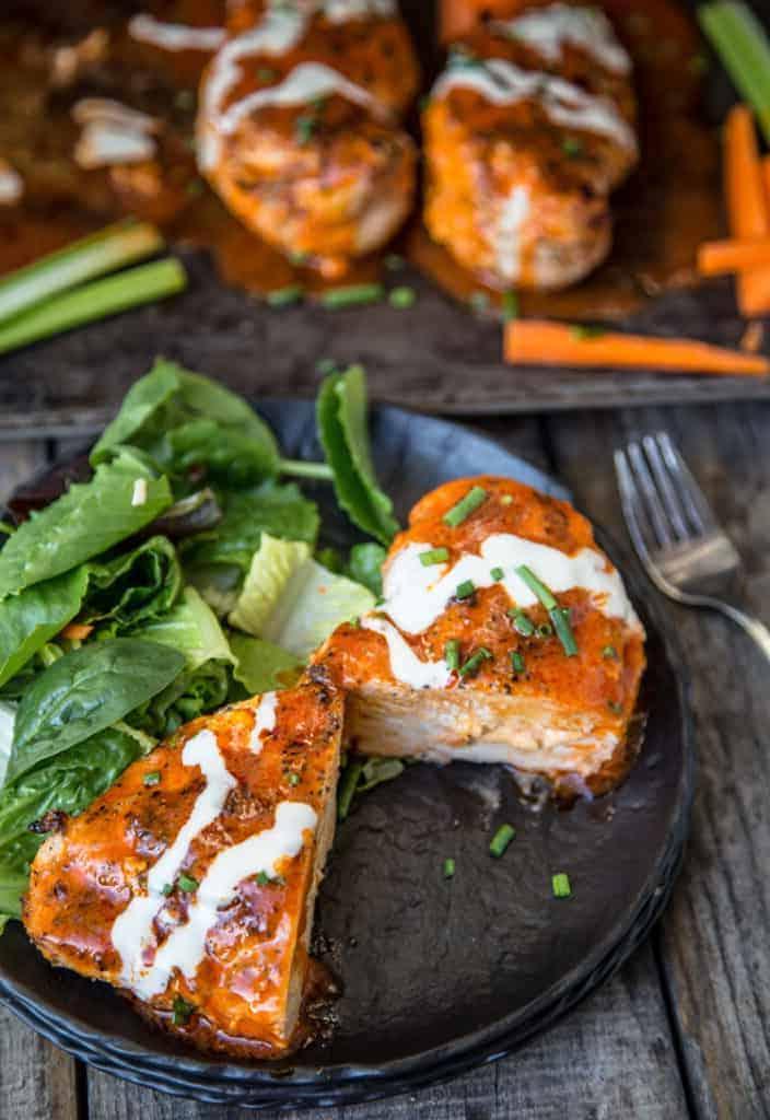 Petto di pollo farcito alla Buffalo alla griglia 10 Petti di pollo ripieni alla Buffalo su un piatto con insalata.