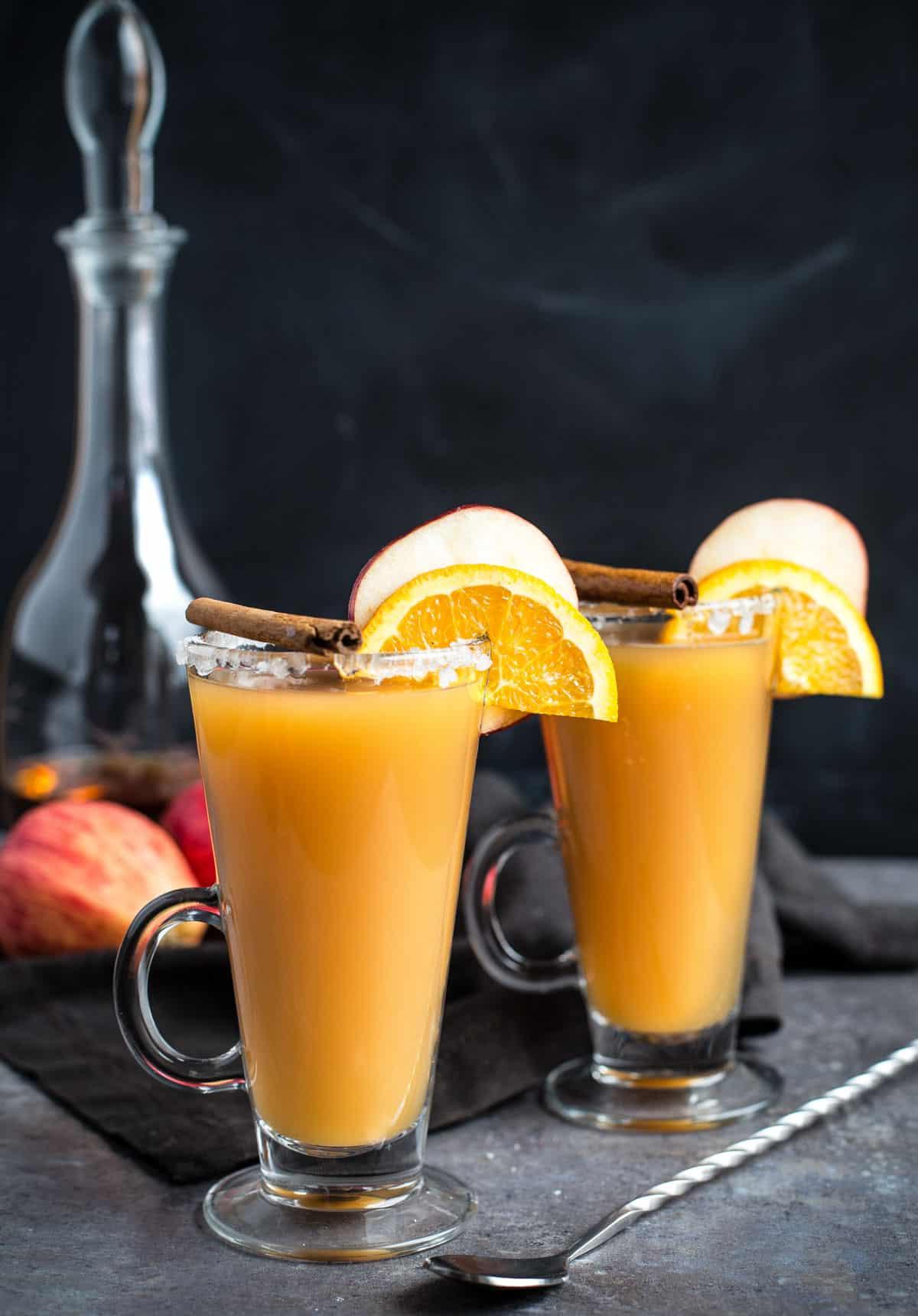 Due bicchieri di Sidro di Mele Caldo al Bourbon Speziato