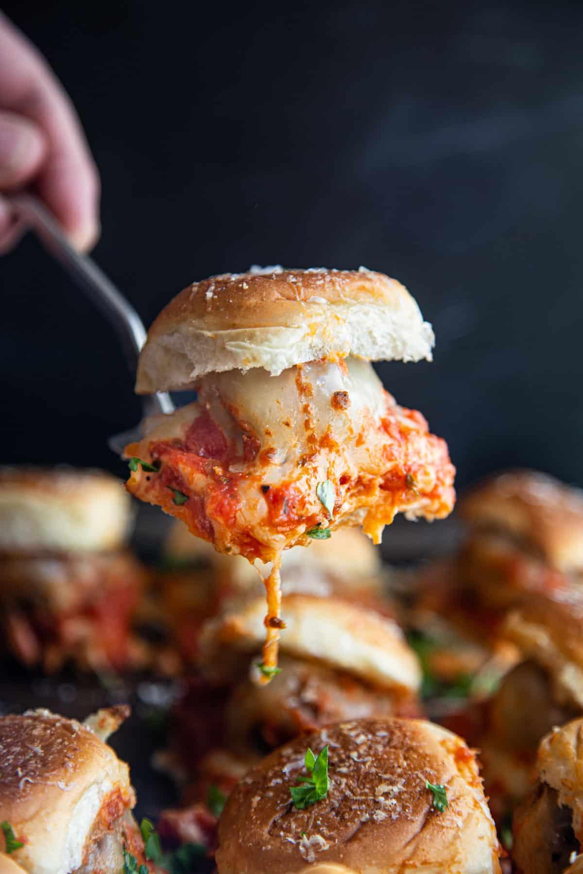 Facili Mini Panini con Polpette Grigliate — E gli Indispensabili per il Rientro a Scuola 2 Un slider di polpetta italiana grigliata su un cucchiaio da portata.