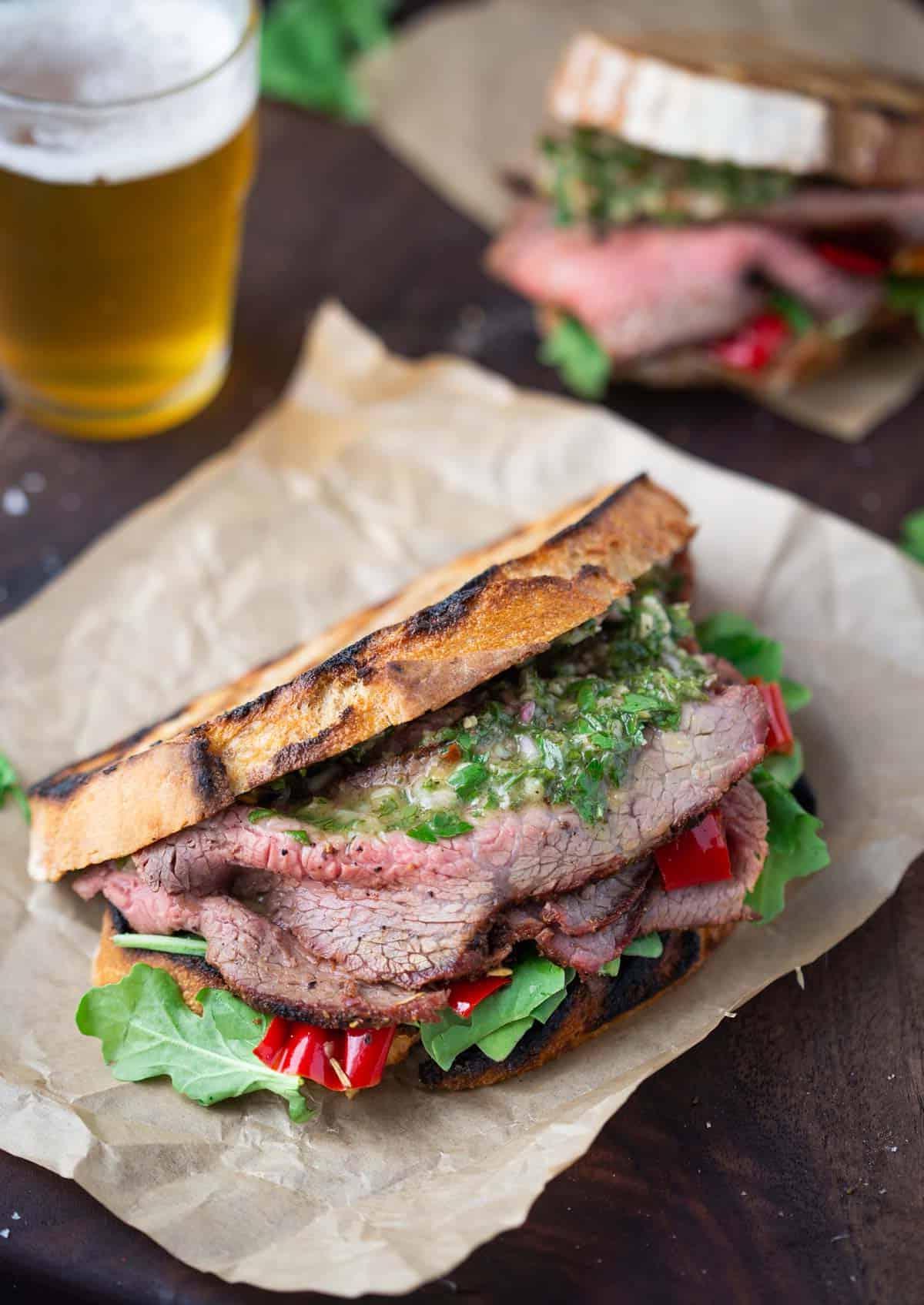 **Panino con Tri-Tip Affumicato e Salsa Chimichurri** 2 Tri Tip Steak Sandwich con birra.