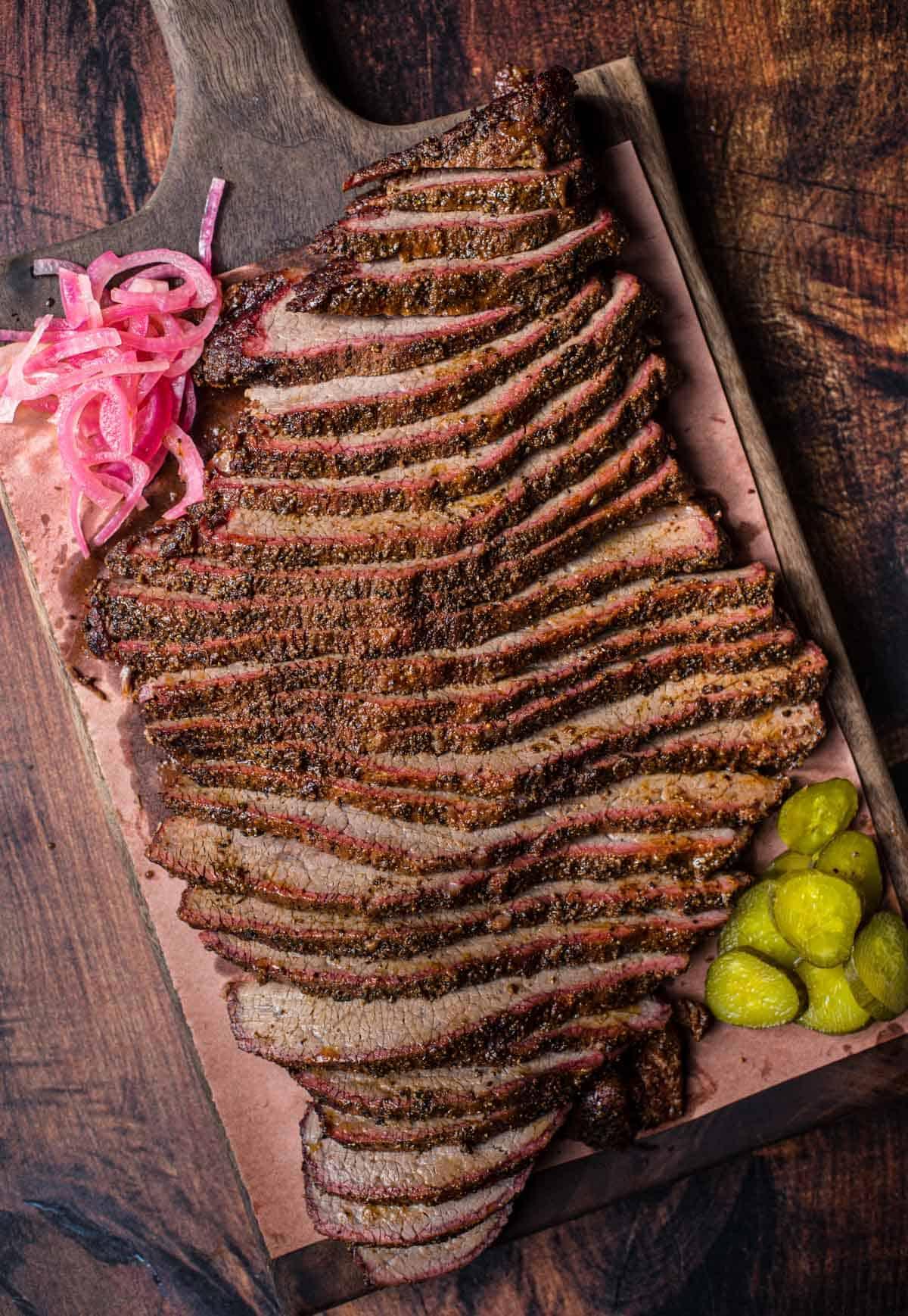 **Come affumicare il Brisket Flat** 2 Fette di Brisket Flat Affumicato su un tagliere