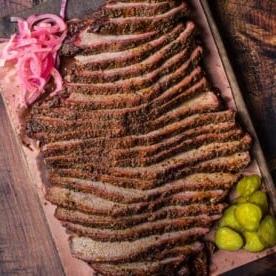 **Come affumicare il Brisket Flat** 11 Fette di brisket flat affumicato su un tagliere