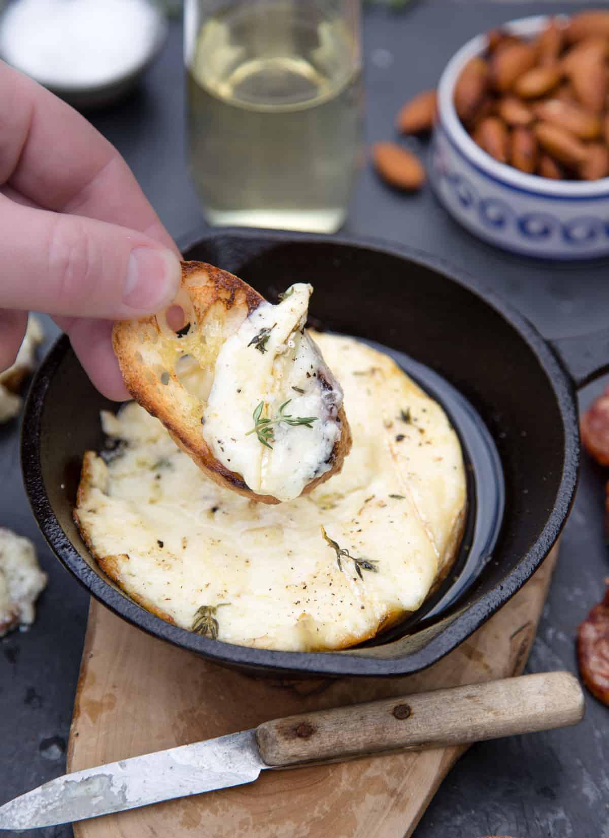 Dip di brie al forno con crostini.