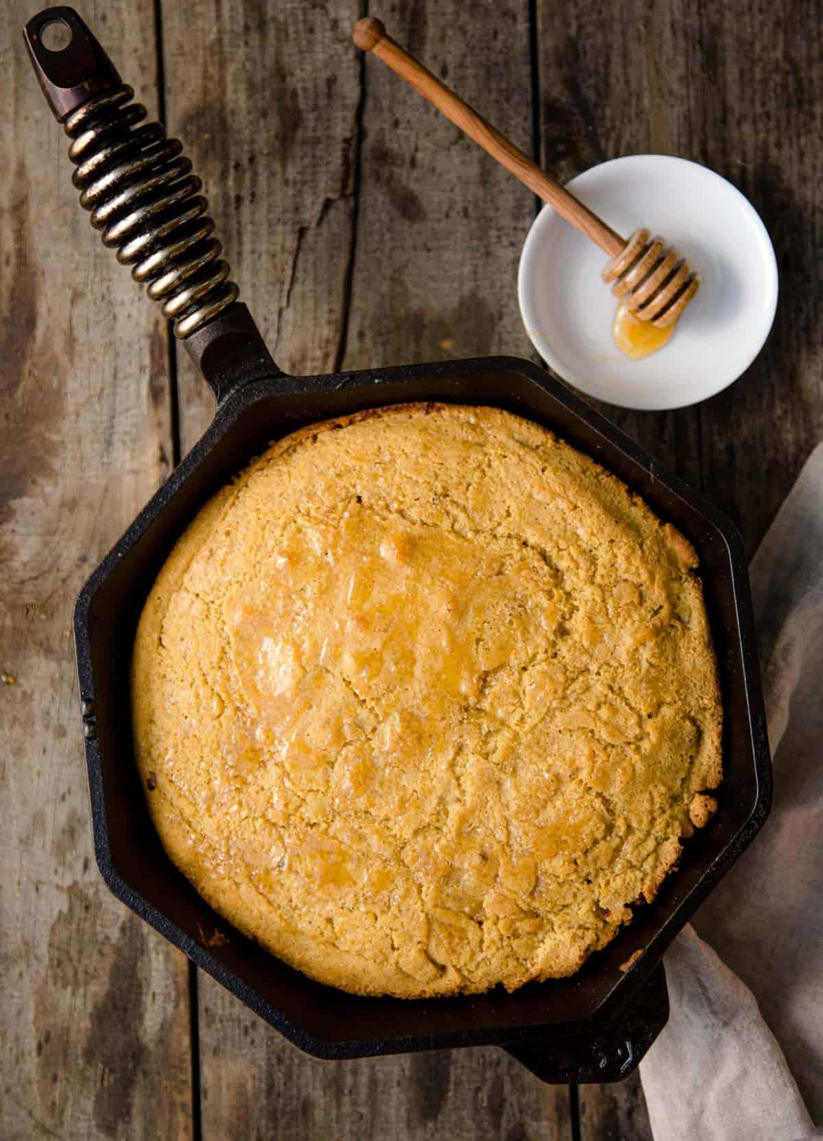 Pane di mais cotto sulla griglia in una padella.