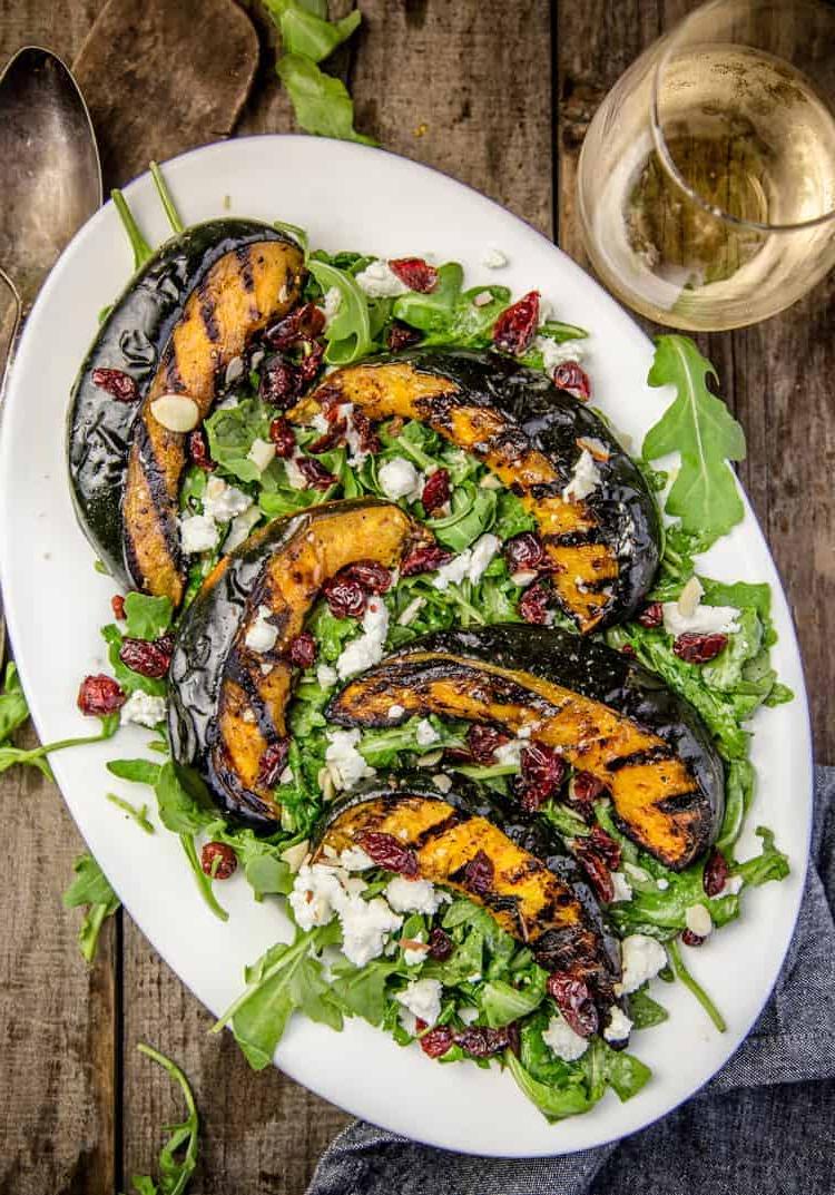 Insalata di zucca Delica grigliata su un letto di rucola.