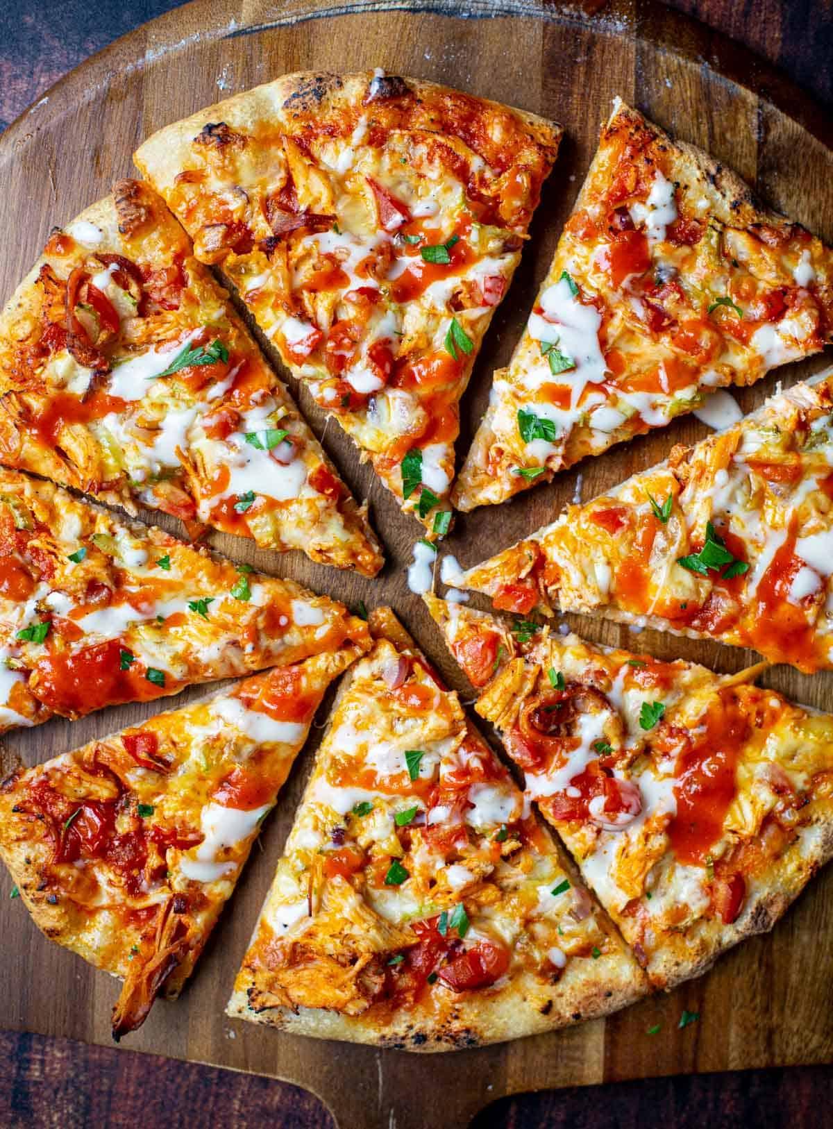 Le Migliori 15 Ricette di Pollo Affumicato 15 Pizza di Pollo Buffalo Affumicato affettata.