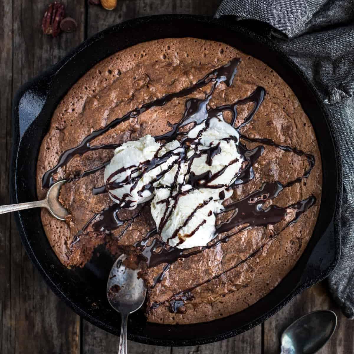 Un brownie affumicato in una padella di ghisa con gelato.