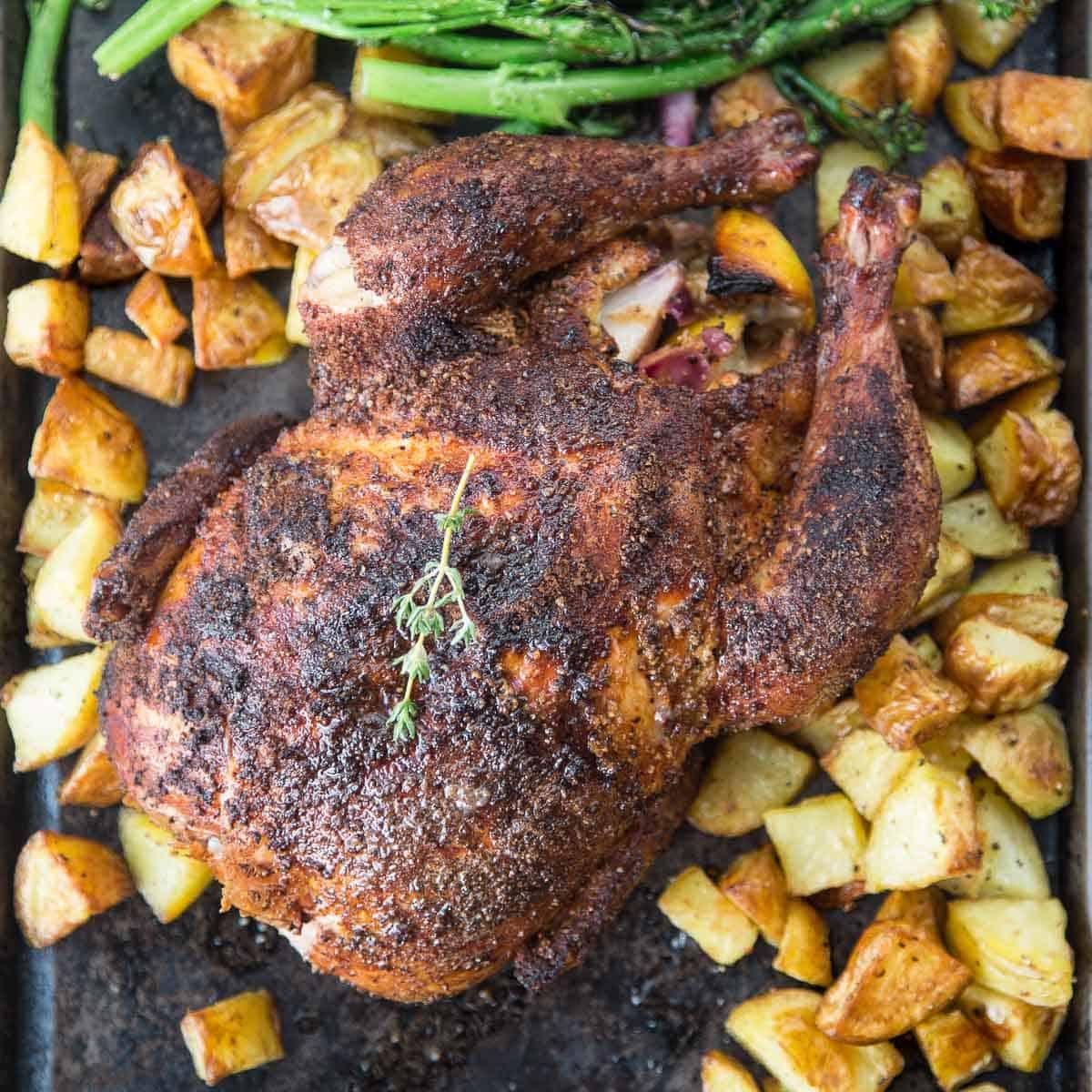 Le Migliori 15 Ricette di Pollo Affumicato 3 Pollo Intero Affumicato su una teglia da forno