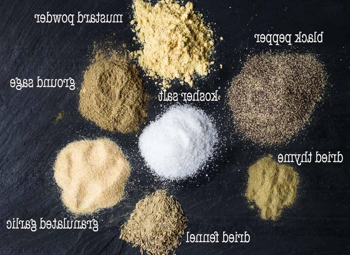 Semplice Condimento Casalingo per Tacchino – Ricetta Rub per Tacchino Affumicato 3 Ingredienti per il condimento di tacchino su un vassoio di ardesia nera con etichette
