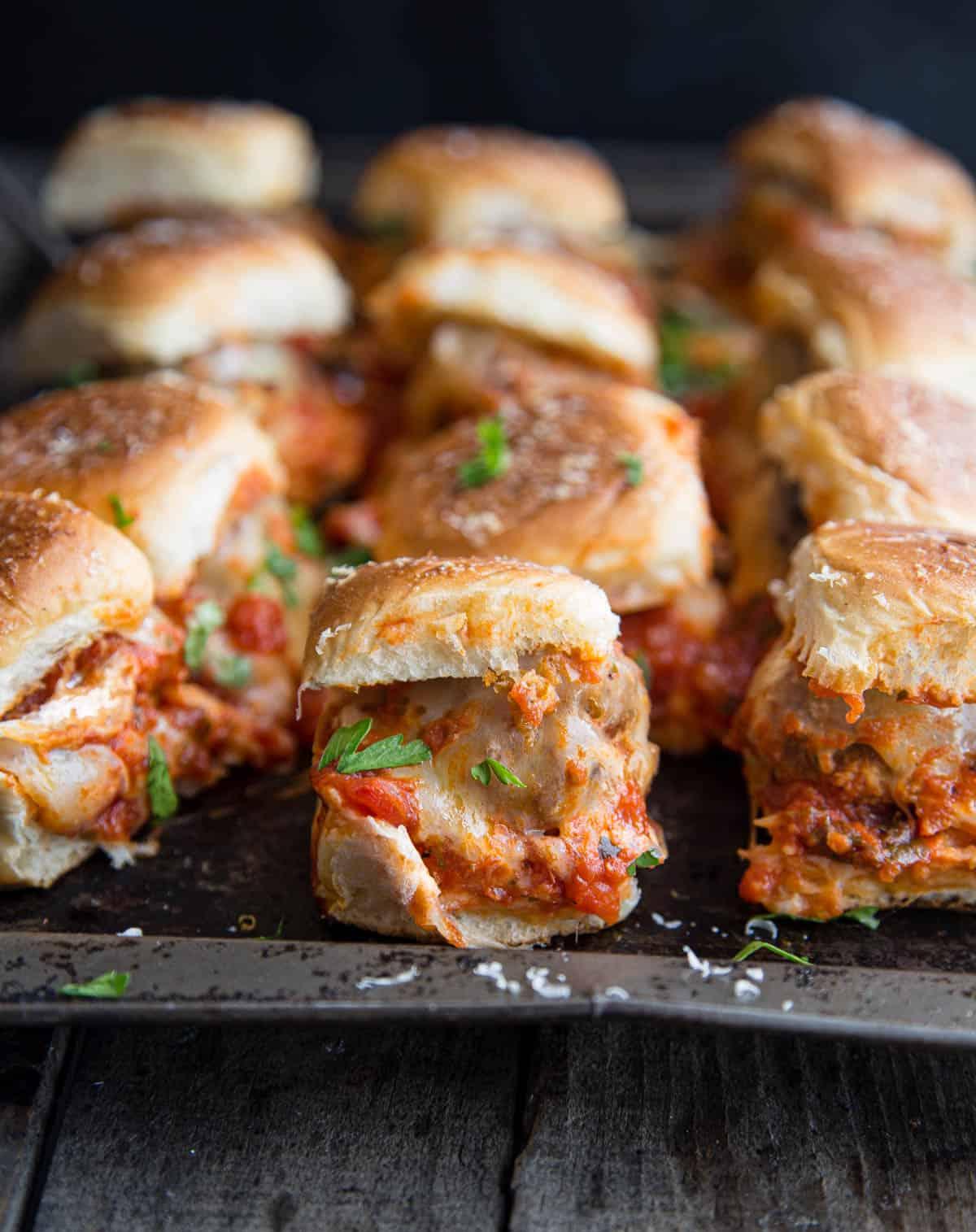 Facili Mini Panini con Polpette Grigliate — E gli Indispensabili per il Rientro a Scuola 3 Un piatto pieno di slider di polpette italiane.