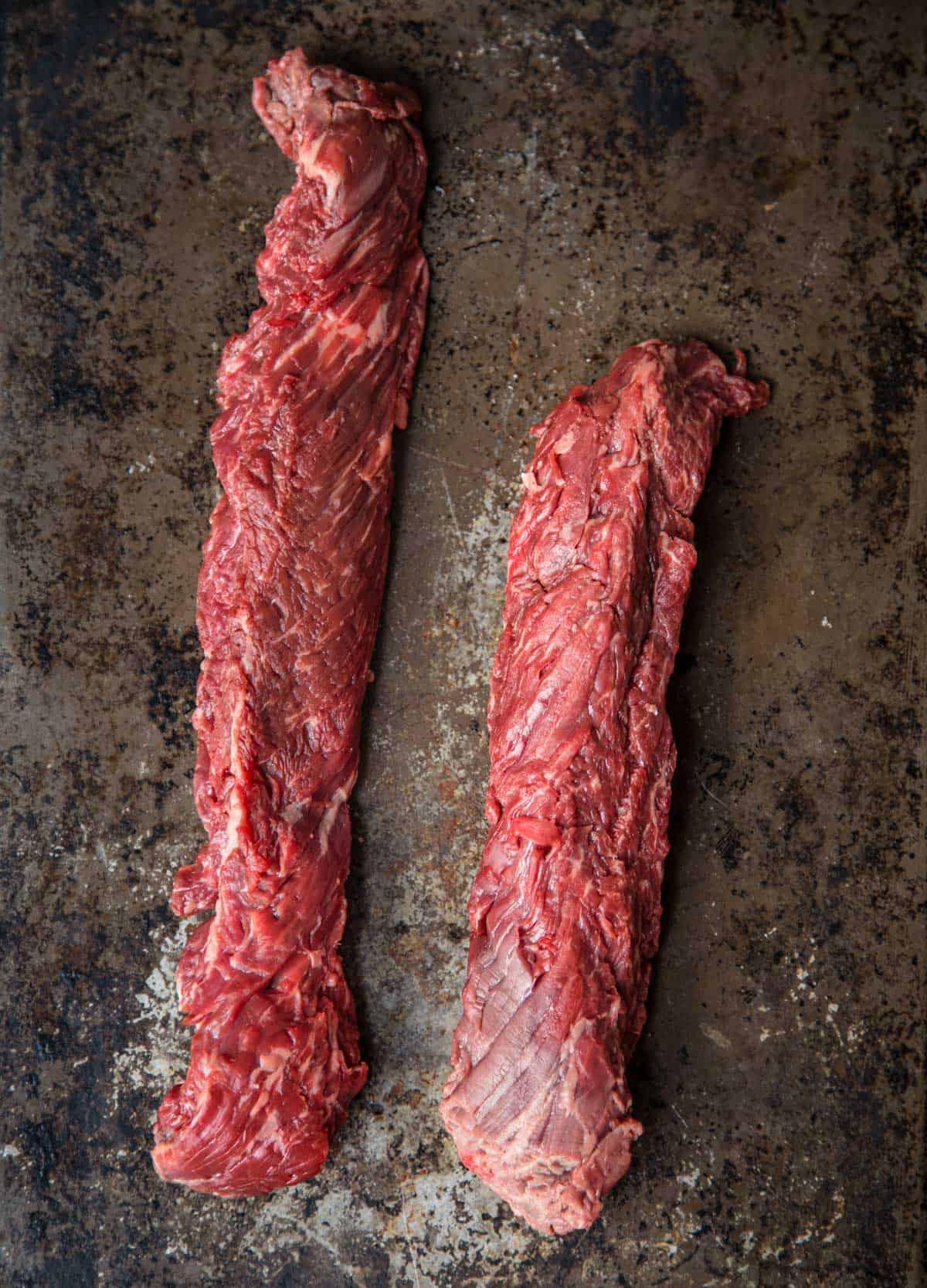 Diaframma di Manzo alla Griglia con Glassa al Pinot Nero e Marionberry 3 Due bistecche di diaframma crude su un piatto