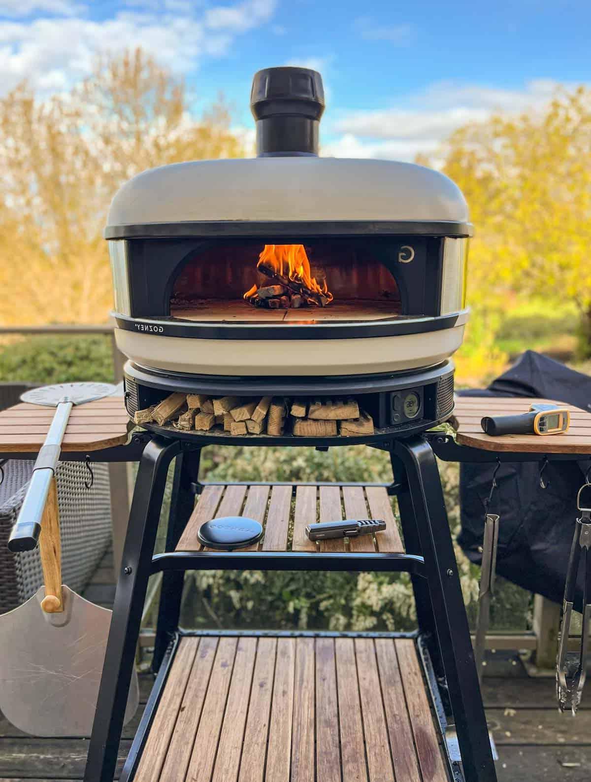 Recensione del Forno per Pizza Gozney Dome 3 Processo di stagionatura del forno Gozney Dome con una piccola fiamma all'interno.