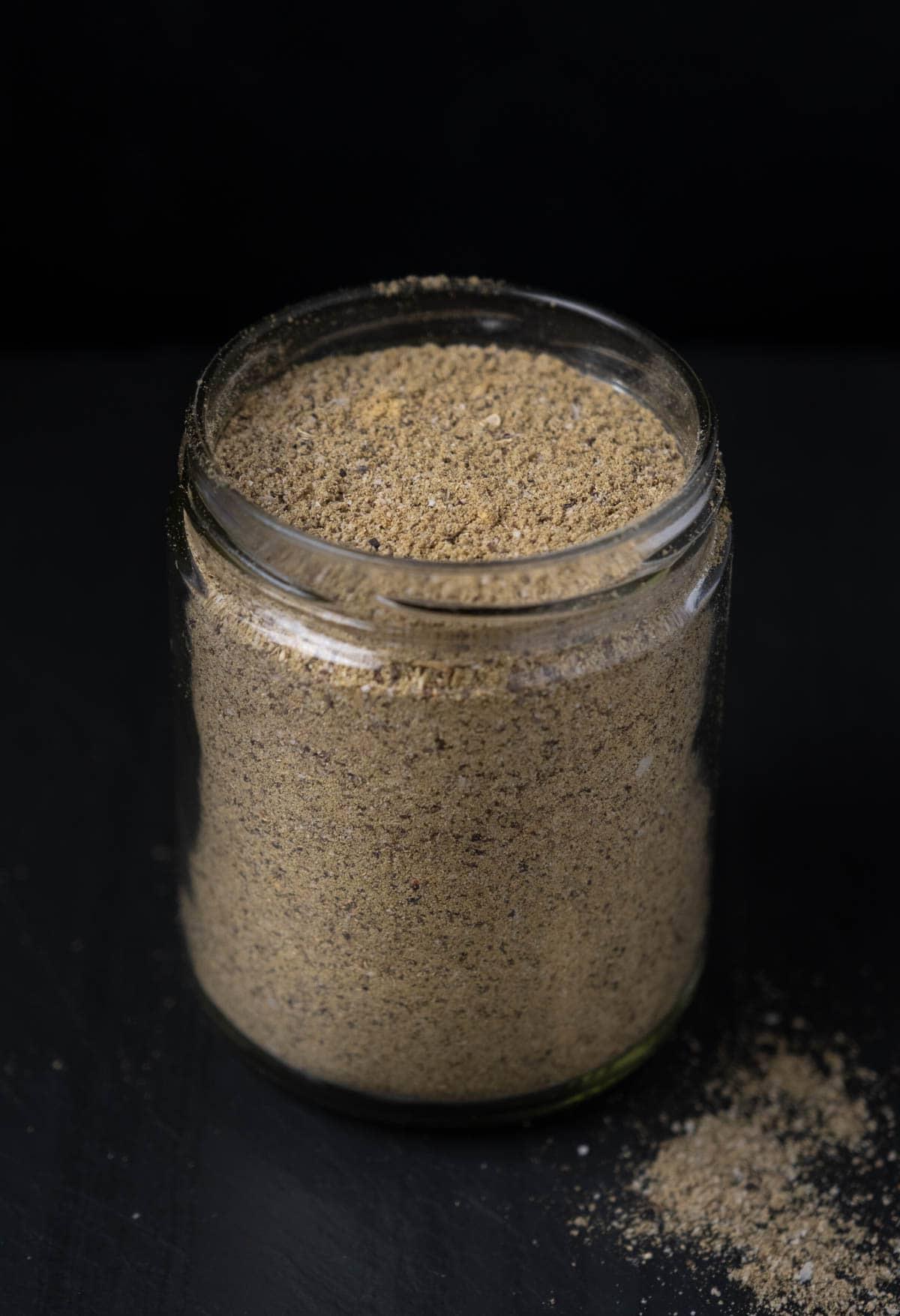 Semplice Condimento Casalingo per Tacchino – Ricetta Rub per Tacchino Affumicato 4 Un barattolo di vetro con condimento per tacchino è il recipiente perfetto per conservare il rub.