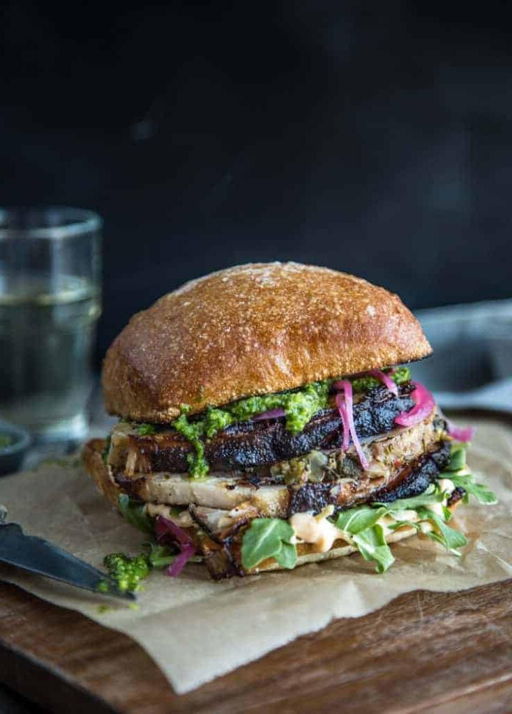 Panino con Porchetta alla griglia con chimichurri al jalapeño e aioli piccante su un panino ciabatta
