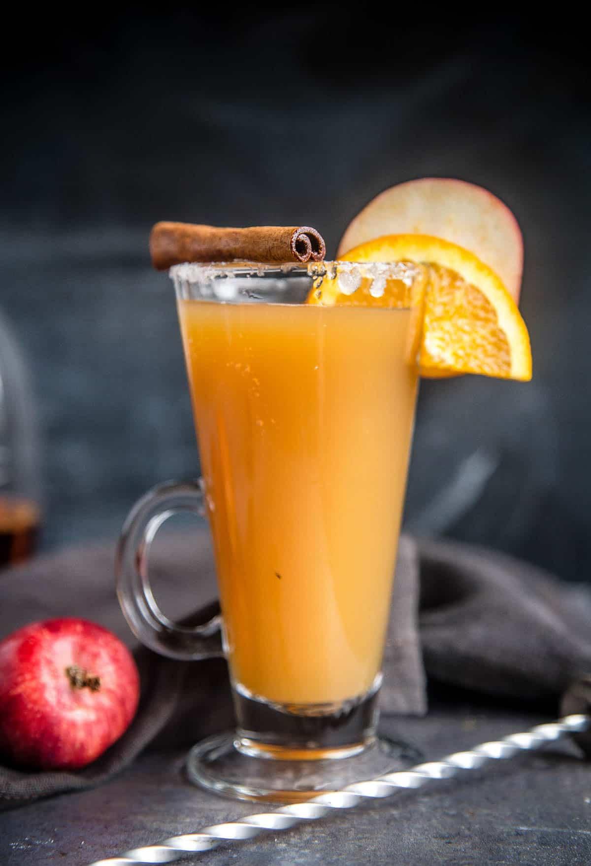Un cocktail Sidro di Mele Caldo al Bourbon Speziato in un bicchiere