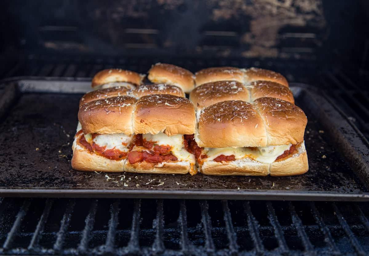 Facili Mini Panini con Polpette Grigliate — E gli Indispensabili per il Rientro a Scuola 4 Una teglia con slider di polpette che cuociono sulla griglia