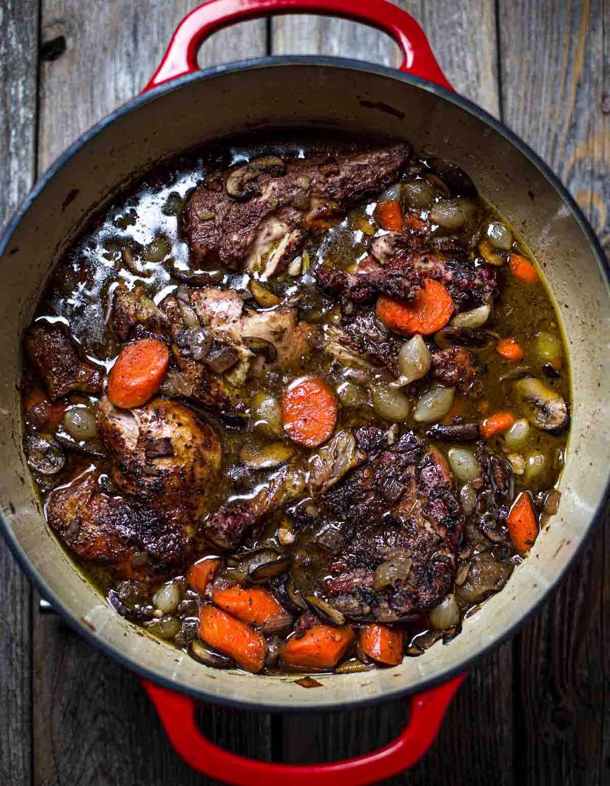 Coq au Vin affumicato, un classico francese con un tocco unico.