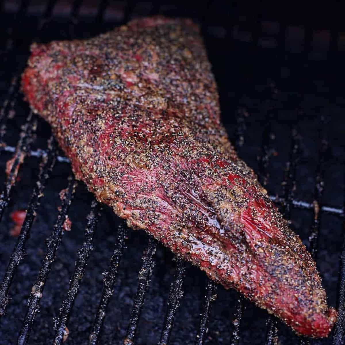 **Panino con Tri-Tip Affumicato e Salsa Chimichurri** 4 Tri Tip nell'affumicatore