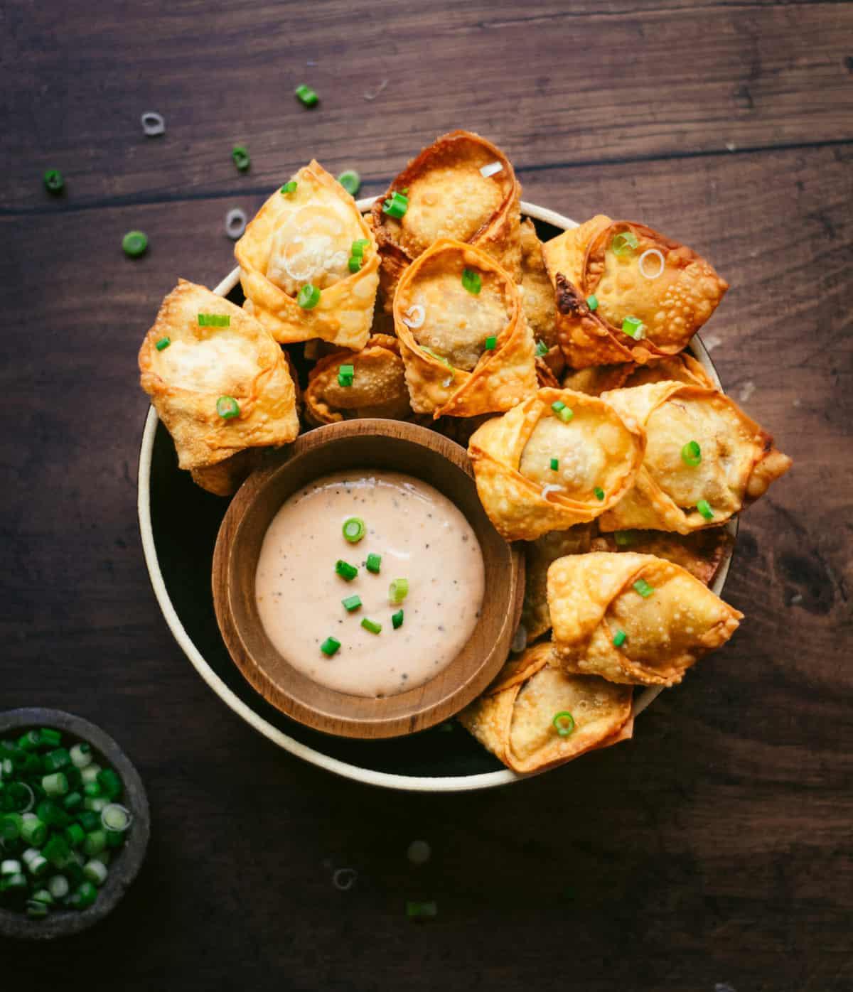 Wonton di maiale sfilacciato in una ciotola