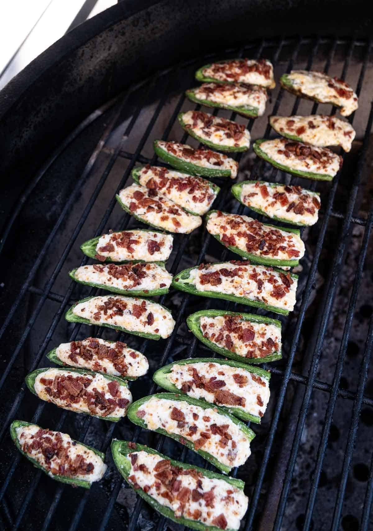 Come Preparare i Peperoncini Jalapeño Ripieni Grigliati 5 Poppers di jalapeño che cuociono sulla griglia a calore diretto.