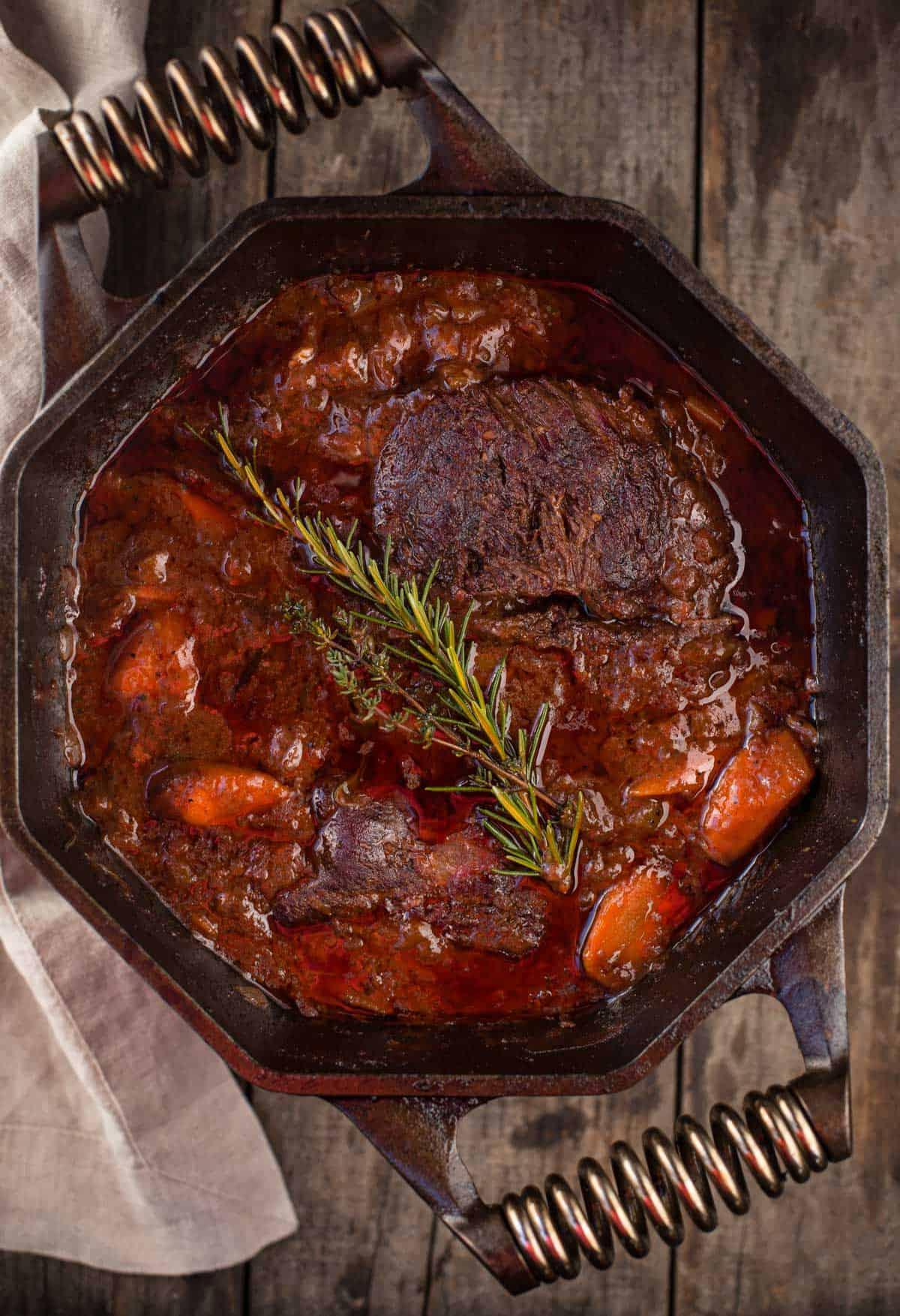 Stufato di spalla di manzo affumicata in una grande pentola di ghisa.