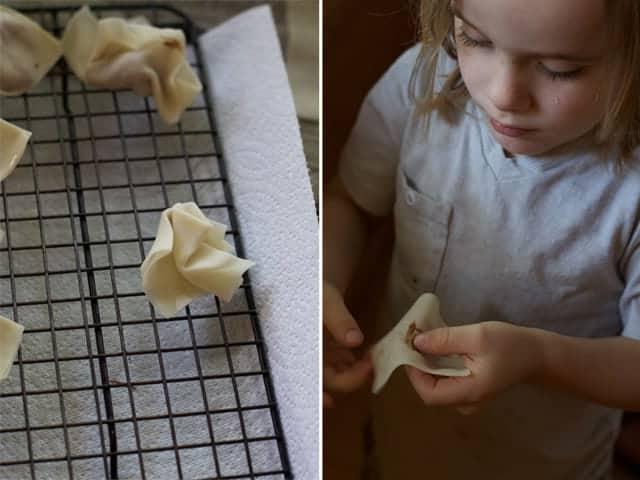 Bambini che aiutano a preparare i wonton