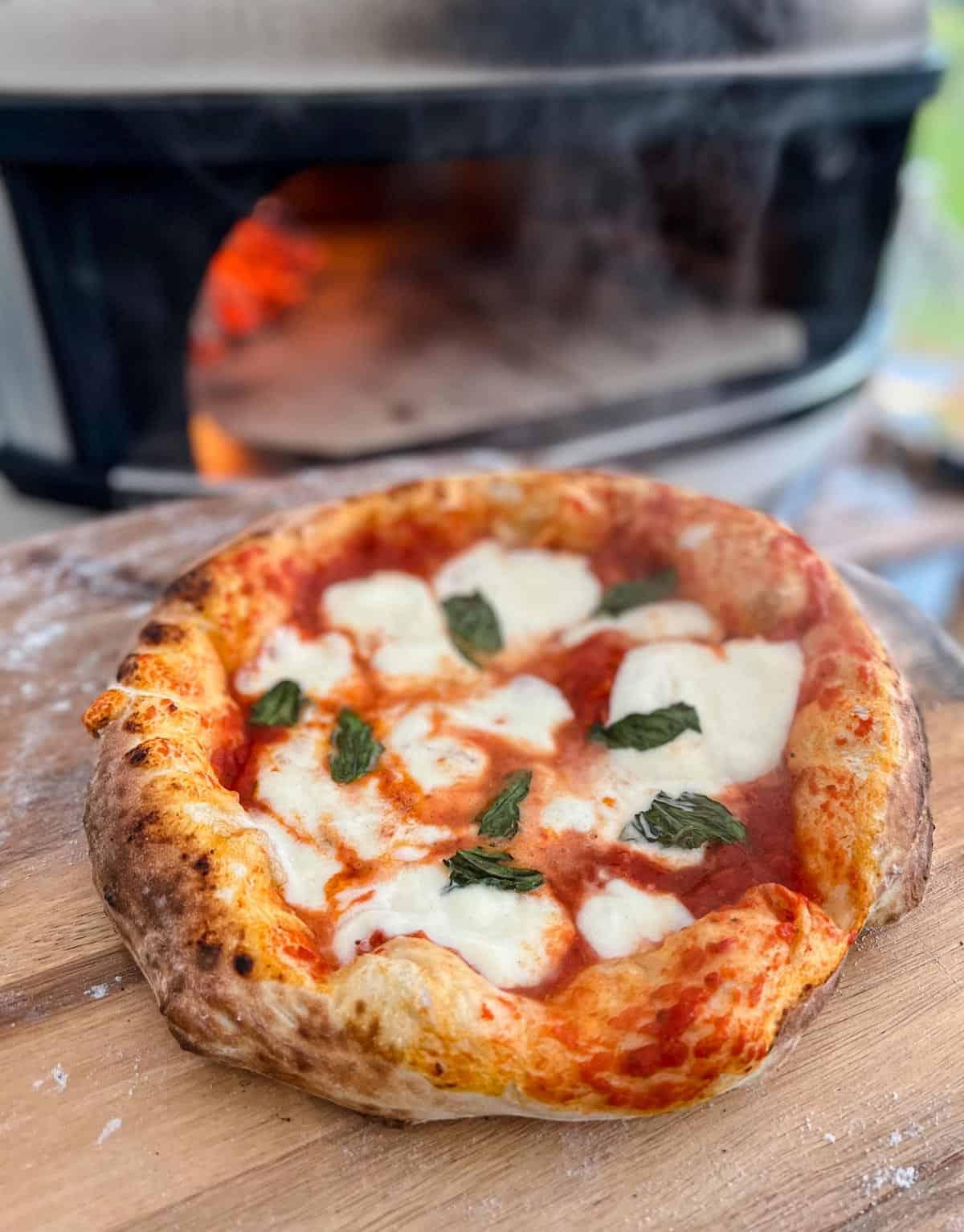 Recensione del Forno per Pizza Gozney Dome 5 Pizza napoletana appena sfornata con crosta perfettamente maculata, pronta per essere gustata.