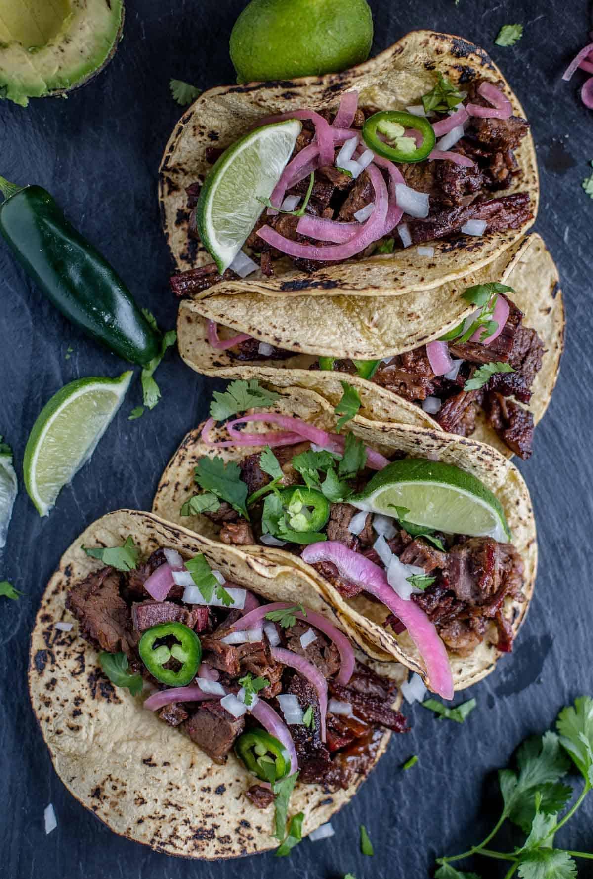 Le 10 migliori ricette con gli avanzi di punta di petto 5 Tacos di Brisket su un piatto da portata